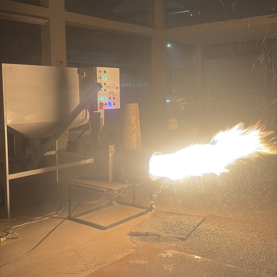 Quemador de pellets Igniatec I+D en prueba de funcionamiento, con la llama encendida en el taller